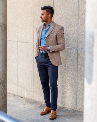 Как носить светло-коричневый пиджак с узором "гусиные лапки" с темно-синими брюками чинос: Дуэт светло-коричневого пиджака с узором "гусиные лапки" и темно-синих брюк чинос позволит выглядеть аккуратно, а также подчеркнуть твой индивидуальный стиль. Думаешь добавить сюда немного утонченности? Тогда в качестве дополнения к этому образу, выбирай коричневые кожаные монки с двумя ремешками.