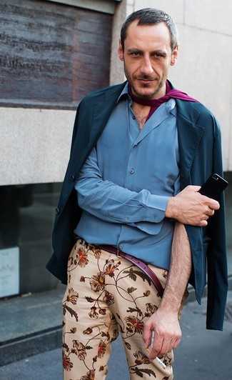 С чем носить светло-фиолетовый шарф за 40 лет мужчине в теплую погоду: Сочетание темно-синего хлопкового пиджака и светло-фиолетового шарфа - очень практично, и поэтому великолепно подходит для воплощения нескучного повседневного стиля.