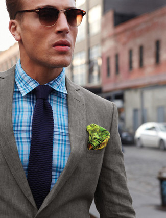 С чем носить темно-сине-белый вязаный галстук мужчине в теплую погоду в стиле смарт-кэжуал: Серый пиджак и темно-сине-белый вязаный галстук помогут создать утонченный мужской образ.