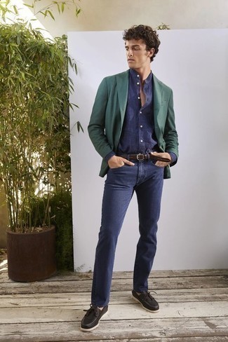 С чем носить темно-зеленый пиджак мужчине: Темно-зеленый пиджак и темно-синие джинсы — это тот мужской ансамбль, в котором ты неминуемо будешь притягивать женские взоры. Тебе нравятся незаурядные решения? Можешь дополнить свой лук черными кожаными топсайдерами.