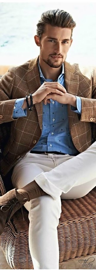 Как носить коричневый пиджак с бежевыми джинсами мужчине: Коричневый пиджак и бежевые джинсы — необходимые вещи в гардеробе современного парня. В паре с этим ансамблем наиболее уместно будут выглядеть коричневые замшевые ботинки дезерты.