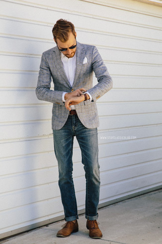 Как носить синие джинсы с темно-коричневыми кожаными оксфордами: Серый пиджак в шотландскую клетку в паре с синими джинсами поможет создать стильный мужской образ. И почему бы не добавить в повседневный лук немного эффектности с помощью темно-коричневых кожаных оксфордов?