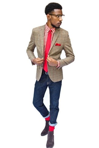 С чем носить красный галстук мужчине лето в стиле смарт-кэжуал: Сочетание коричневого шерстяного пиджака в клетку и красного галстука поможет создать стильный и мужественный образ. Ты можешь легко адаптировать такой ансамбль к повседневным реалиям, завершив его темно-коричневыми замшевыми ботинками челси. В таком ансамбле будет очень комфортно, когда столбики термометров начинают показывать более теплую температуру.