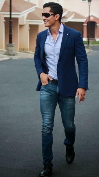 Как носить джинсы с оксфордами в 30 лет: Комбо из темно-синего пиджака и джинсов несомненно будет обращать на себя взгляды прекрасного пола. Завершив ансамбль оксфордами, можно привнести в него классическую нотку.