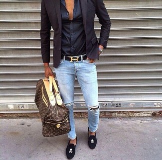 Какие лоферы носить с черным пиджаком в 30 лет мужчине в стиле кэжуал: Удобное сочетание черного пиджака и голубых рваных джинсов вне всякого сомнения будет обращать на себя внимание прекрасных девушек. Любишь эксперименты? Закончи образ лоферами.