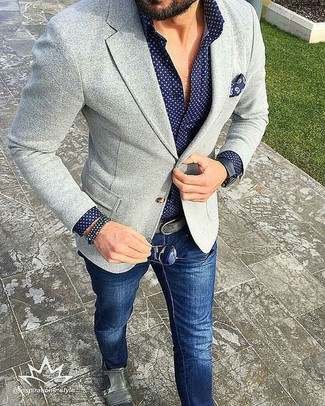 Модный лук: серый вязаный пиджак, темно-синяя рубашка с длинным рукавом в горошек, темно-синие джинсы, серые кожаные монки с двумя ремешками