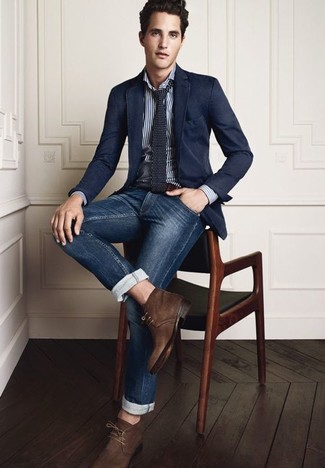 Модный лук: темно-синий пиджак, белая рубашка с длинным рукавом в вертикальную полоску, темно-синие джинсы, темно-коричневые замшевые ботинки дезерты