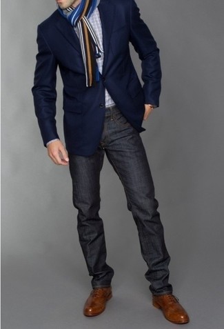 Как носить темно-синий пиджак с темно-серыми джинсами в 30 лет мужчине: Темно-синий пиджак и темно-серые джинсы — хороший вариант для воплощения мужского образа в элегантно-деловом стиле. И почему бы не добавить в повседневный ансамбль толику изысканности с помощью коричневых кожаных брогов?