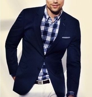 Какие пиджаки носить с бело-темно-синей рубашкой с длинным рукавом в 30 лет мужчине: Пиджак в сочетании с бело-темно-синей рубашкой с длинным рукавом идеально подходит для офиса.