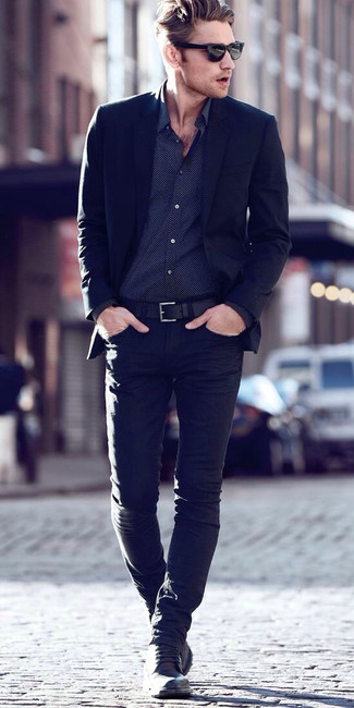 Какие повседневные ботинки носить с черными джинсами мужчине в стиле смарт-кэжуал: Черный пиджак и черные джинсы — это тот мужской образ, в котором ты непременно будешь притягивать дамские взгляды. Вкупе с этим луком выигрышно выглядят повседневные ботинки.