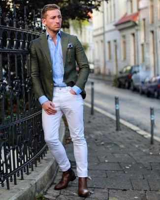 Как носить темно-зеленый пиджак с темно-коричневыми кожаными ботинками челси мужчине в теплую погоду в стиле смарт-кэжуал: Если ты из той категории молодых людей, которые любят одеваться стильно, тебе придется по вкусу сочетание темно-зеленого пиджака и белых джинсов. Хотел бы добавить сюда немного изысканности? Тогда в качестве дополнения к этому луку, обрати внимание на темно-коричневые кожаные ботинки челси.