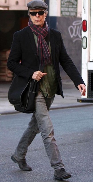 Модный лук: черный шерстяной пиджак, оливковая рубашка с длинным рукавом, серые джинсы, темно-коричневые замшевые туфли дерби
