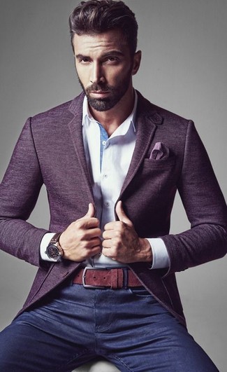С чем носить темно-пурпурный шерстяной пиджак в 30 лет мужчине в стиле смарт-кэжуал: Комбо из темно-пурпурного шерстяного пиджака и темно-синих джинсов без сомнений будет привлекать женские взгляды.