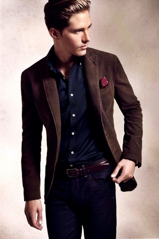 Модный лук: темно-коричневый пиджак, темно-синяя рубашка с длинным рукавом, темно-синие джинсы, темно-красный нагрудный платок в горошек
