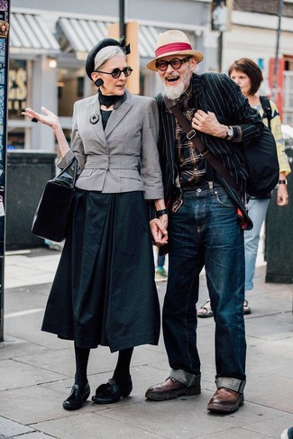 С чем носить черную рубашку с длинным рукавом в шотландскую клетку за 60 лет мужчине в теплую погоду: Черная рубашка с длинным рукавом в шотландскую клетку и темно-синие джинсы надежно обосновались в гардеробе современных мужчин, помогая создавать незаезженные и стильные ансамбли. Если ты не боишься применять в своих образах разные стили, из обуви можешь надеть коричневые кожаные ботинки броги.