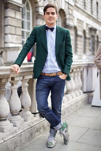 Какие пиджаки носить с темно-синими джинсами мужчине в теплую погоду в стиле кэжуал: Составив лук из пиджака и темно-синих джинсов, получим подходящий мужской лук для неофициальных встреч после работы. Тебе нравятся дерзкие сочетания? Можешь закончить свой лук бело-зелеными высокими кедами.