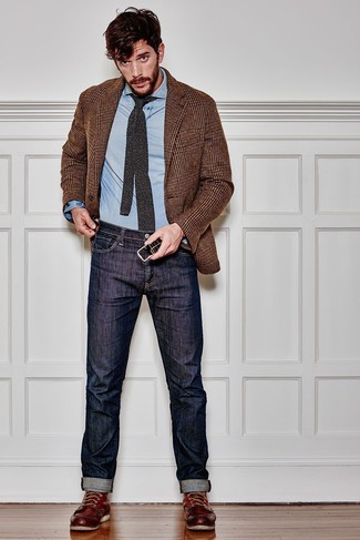 Как носить синие джинсы с темно-красными кожаными рабочими ботинками мужчине в стиле кэжуал: Коричневый пиджак с узором "гусиные лапки" и синие джинсы — обязательные предметы в арсенале любителей стиля casual. Такой лук несложно адаптировать к повседневным реалиям, если надеть в сочетании с ним темно-красные кожаные рабочие ботинки.
