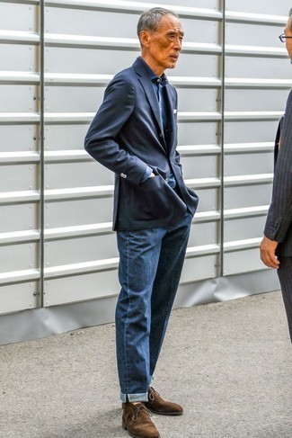 Как носить темно-синий пиджак с темно-коричневыми замшевыми ботинками дезертами за 60 лет: Темно-синий пиджак в сочетании с темно-синими джинсами подойдет для свидания или встречи с коллегами. Темно-коричневые замшевые ботинки дезерты — прекрасный вариант, чтобы дополнить ансамбль.
