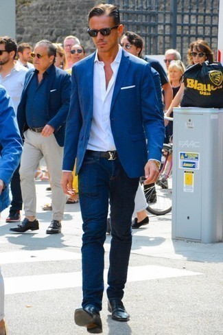 Как носить темно-синий пиджак с черными кожаными лоферами в 30 лет мужчине: Если не знаешь, в чем пойти на учебу или на работу, темно-синий пиджак и темно-синие джинсы — хороший выбор. Хотел бы добавить в этот наряд нотку строгости? Тогда в качестве обуви к этому образу, выбери черные кожаные лоферы.