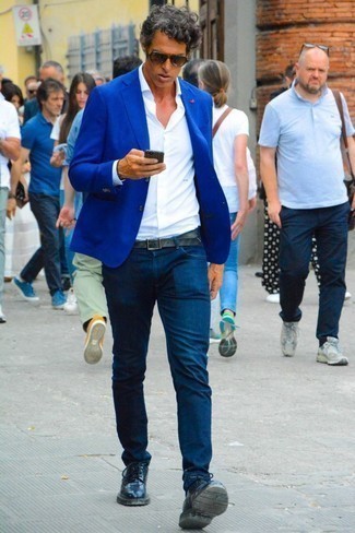 Как носить синий пиджак с темно-синими джинсами в 30 лет мужчине: Если ты принадлежишь к той редкой группе парней, способных неплохо ориентироваться в модных тенденциях, тебе понравится тандем синего пиджака и темно-синих джинсов. Теперь почему бы не привнести в повседневный образ толику стильной строгости с помощью черных кожаных туфель дерби?