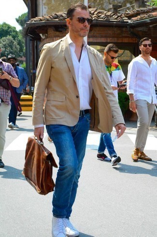 Какие низкие кеды носить с светло-коричневым пиджаком мужчине: Светло-коричневый пиджак и синие джинсы помогут создать необыденный мужской образ для рабочего дня в офисе. Создать модный контраст с остальными составляющими этого образа помогут низкие кеды.