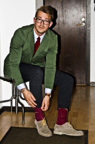 С чем носить темно-красный галстук в вертикальную полоску в 30 лет мужчине в теплую погоду: Для воплощения элегантного мужского вечернего лука отлично подойдет зеленый пиджак и темно-красный галстук в вертикальную полоску. Что до обуви, можно закончить образ серыми замшевыми туфлями дерби.