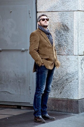 Какие джинсы носить с темно-коричневым пиджаком в 30 лет мужчине осень: Темно-коричневый пиджак и джинсы будут великолепно смотреться в модном гардеробе самых требовательных джентльменов. Не прочь привнести в этот наряд толику утонченности? Тогда в качестве дополнения к этому ансамблю, выбирай темно-коричневые кожаные ботинки челси. Несомненно, подобное сочетание будет выглядеть великолепно в ласковый осенний денек.