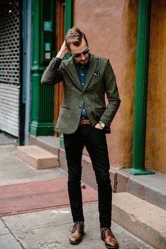 С чем носить темно-зеленый пиджак в 30 лет мужчине в теплую погоду в стиле смарт-кэжуал: Темно-зеленый пиджак и черные джинсы — отличный вариант для создания мужского лука в элегантно-деловом стиле. Любишь эксперименты? Заверши ансамбль коричневыми кожаными брогами.