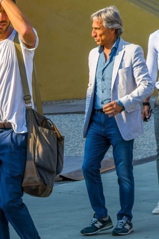 Как носить синие джинсы с темно-зелеными кроссовками мужчине в стиле кэжуал: Белый пиджак и синие джинсы — великолепный выбор для воплощения мужского образа в стиле смарт-кэжуал. Не прочь поэкспериментировать? Заверши лук темно-зелеными кроссовками.