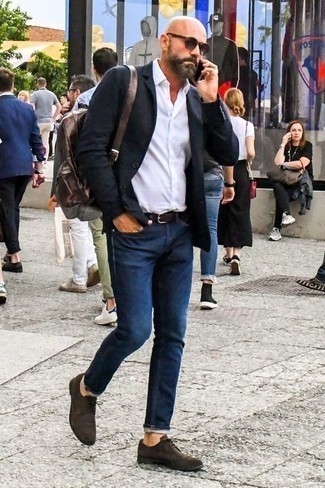 Какие джинсы носить с черно-белым пиджаком мужчине в теплую погоду: Сочетание черно-белого пиджака и джинсов вне всякого сомнения будет обращать на себя внимание прекрасного пола. Любишь эксперименты? Дополни лук темно-коричневыми замшевыми туфлями дерби.