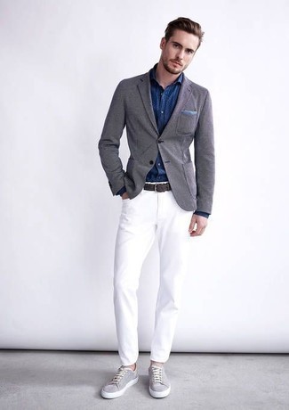 Какие джинсы носить с серым пиджаком мужчине в теплую погоду: Серый пиджак и джинсы — идеальный выбор для создания мужского ансамбля в элегантно-деловом стиле. Что касается обуви, можно отдать предпочтение комфорту и выбрать серые низкие кеды из плотной ткани.