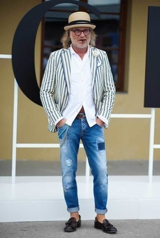 С чем носить белую рубашку с длинным рукавом за 50 лет мужчине в стиле кэжуал: Если в одежде ты делаешь ставку на комфорт и практичность, белая рубашка с длинным рукавом и голубые рваные джинсы — великолепный выбор для расслабленного повседневного мужского образа. Думаешь добавить в этот наряд немного строгости? Тогда в качестве дополнения к этому образу, обрати внимание на темно-пурпурные кожаные лоферы с кисточками.