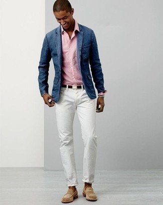 С чем носить красно-темно-синий ремень из плотной ткани мужчине в стиле смарт-кэжуал: Стильное сочетание синего джинсового пиджака и красно-темно-синего ремень из плотной ткани подойдет для случаев, когда комфорт ставится превыше всего. Любишь яркие ансамбли? Дополни лук бежевыми замшевыми лоферами.