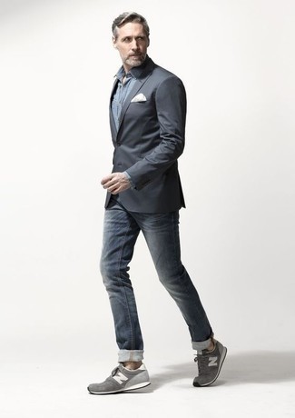 Как носить темно-синие джинсы с синей рубашкой с длинным рукавом за 40 лет мужчине в теплую погоду: Сочетание синей рубашки с длинным рукавом и темно-синих джинсов позволит создать незаезженный мужской образ в непринужденном стиле. Такой ансамбль легко приспособить к повседневным условиям городской жизни, если дополнить его серыми кроссовками.