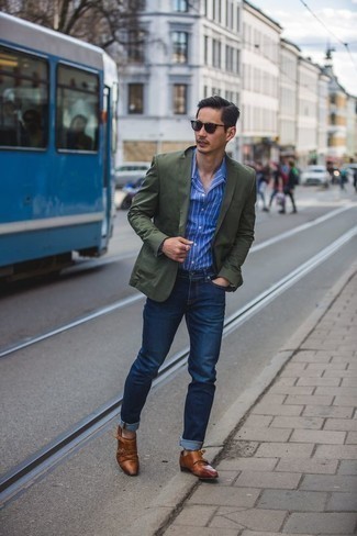 Как носить оливковый пиджак с темно-синими джинсами в 30 лет мужчине в теплую погоду: Оливковый пиджак и темно-синие джинсы — прекрасный выбор для создания мужского ансамбля в стиле смарт-кэжуал. Разнообразить ансамбль и добавить в него толику классики помогут табачные кожаные монки с двумя ремешками.