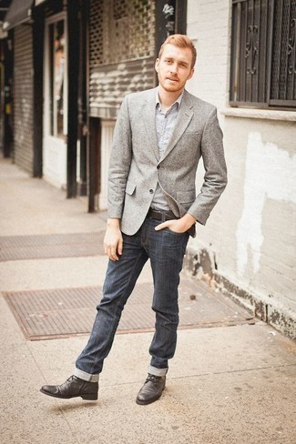 Какие джинсы носить с серым пиджаком мужчине в теплую погоду в стиле смарт-кэжуал: Серый пиджак и джинсы — прекрасный выбор для создания мужского ансамбля в стиле элегантной повседневности. Вместе с этим луком гармонично будут выглядеть темно-серые кожаные повседневные ботинки.