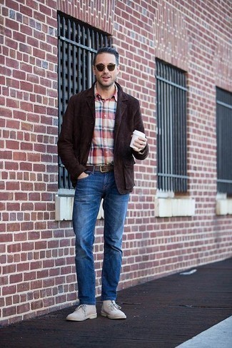 Какие ботинки дезерты носить с темно-коричневым пиджаком в теплую погоду: Сочетание темно-коричневого пиджака и синих джинсов — отличный пример непринужденного офисного стиля для парней. Пара ботинок дезертов поможет сделать лук более цельным.