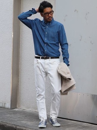Как носить синюю рубашку с длинным рукавом с белыми джинсами мужчине лето: Синяя рубашка с длинным рукавом и белые джинсы — отличный ансамбль для вечера с друзьями. Поклонники смелых сочетаний могут завершить образ синими высокими кедами из плотной ткани. Переносить изнурительную летнюю жару определенно проще, если на тебе такое сочетание одежды.