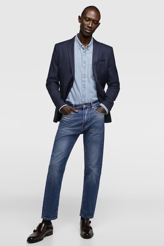 Как носить синие джинсы с темно-коричневыми кожаными монками с двумя ремешками в 30 лет: Если ты приписываешь себя к той немногочисленной категории парней, способных разбираться в моде, тебе полюбится дуэт темно-синего пиджака и синих джинсов. Любишь эксперименты? Заверши лук темно-коричневыми кожаными монками с двумя ремешками.