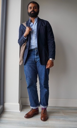 С чем носить темно-синий пиджак мужчине в стиле смарт-кэжуал: Темно-синий пиджак и синие джинсы — идеальный выбор для создания мужского образа в стиле business casual. Хотел бы добавить в этот образ нотку классики? Тогда в качестве дополнения к этому луку, выбирай коричневые кожаные туфли дерби.