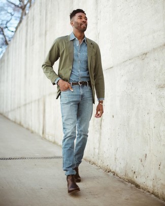 Как носить темно-зеленый пиджак с темно-коричневыми кожаными ботинками челси мужчине в теплую погоду в стиле смарт-кэжуал: Сочетание темно-зеленого пиджака и голубых джинсов вне всякого сомнения будет привлекать внимание прекрасных дам. Если тебе нравится сочетать в своих ансамблях разные стили, из обуви можешь надеть темно-коричневые кожаные ботинки челси.