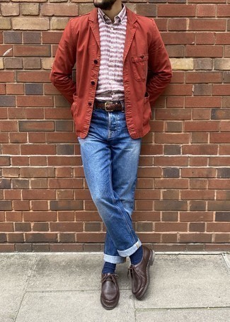 С чем носить темно-красный хлопковый пиджак мужчине осень в стиле смарт-кэжуал: Если не знаешь, в чем пойти на свидание вечером, темно-красный хлопковый пиджак и синие джинсы — прекрасный вариант. В паре с этим ансамблем органично будут смотреться темно-коричневые кожаные ботинки дезерты. Если хочешь выглядеть несравненно и по-осеннему ярко, обязательно нужно взять этот ансамбль на заметку.