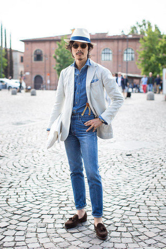 Как носить серый пиджак с синими джинсами мужчине: Сочетание серого пиджака и синих джинсов поможет создать элегантный и современный мужской лук. Опасаешься выглядеть неаккуратно? Дополни этот образ темно-коричневыми замшевыми лоферами с кисточками.