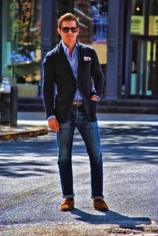 С чем носить бело-темно-синий ремень из плотной ткани мужчине в стиле смарт-кэжуал: Сочетание темно-серого пиджака и бело-темно-синего ремень из плотной ткани - очень практично, и поэтому великолепно подойдет для повседневой носки. Завершив лук табачными замшевыми лоферами с кисточками, ты привнесешь в него немного привлекательного консерватизма.