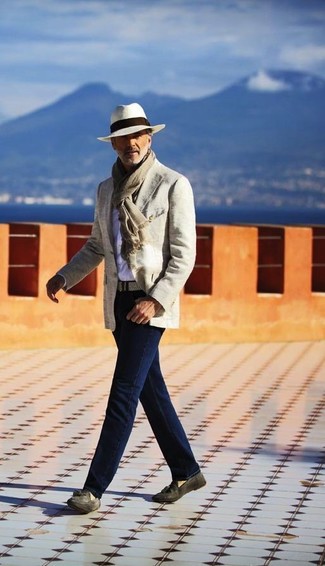 С чем носить светло-коричневый хлопковый пиджак за 50 лет мужчине: Светло-коричневый хлопковый пиджак в паре с темно-синими джинсами несомненно будет привлекать внимание прекрасного пола. Хотел бы сделать лук немного элегантнее? Тогда в качестве дополнения к этому луку, стоит выбрать темно-серые замшевые лоферы с кисточками.