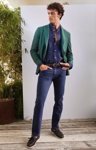 Как носить синие джинсы с темно-коричневыми кожаными топсайдерами в стиле смарт-кэжуал: Если ты принадлежишь к той немногочисленной категории мужчин, которые каждый день одеваются безупречно стильно, тебе подойдет тандем темно-зеленого пиджака и синих джинсов. Любишь дерзкие сочетания? Закончи свой ансамбль темно-коричневыми кожаными топсайдерами.