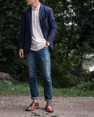 Какие пиджаки носить с табачными туфлями дерби: Пиджак и темно-синие рваные джинсы помогут создать гармоничный и модный ансамбль. Такой образ получает свежее прочтение в тандеме с табачными туфлями дерби.