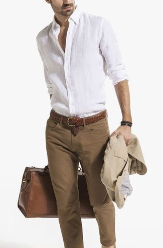 Как носить белую рубашку с длинным рукавом с бежевым пиджаком в 30 лет мужчине: Бежевый пиджак в сочетании с белой рубашкой с длинным рукавом — интересный вариант для рабочего дня в офисе.