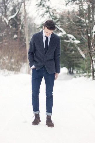 С чем носить серый пиджак мужчине весна: Серый пиджак в паре с темно-синими зауженными джинсами — классный вариант для воплощения мужского ансамбля в стиле элегантной повседневности. Не прочь сделать ансамбль немного строже? Тогда в качестве обуви к этому луку, обрати внимание на коричневые кожаные повседневные ботинки. Когда зима уходит и сменяется в весеннее время года, мы, мужчины, хотим выглядеть эффектно и приятно для женского пола. Подобный лук уж точно поможет достичь желаемого.