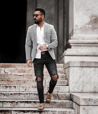 Как носить пиджак с лоферами в 20 лет мужчине в стиле кэжуал: Если ты не воспринимаешь моду слишком серьезно, обрати внимание на этот образ из пиджака и черных рваных зауженных джинсов. Любишь незаезженные идеи? Заверши образ лоферами.